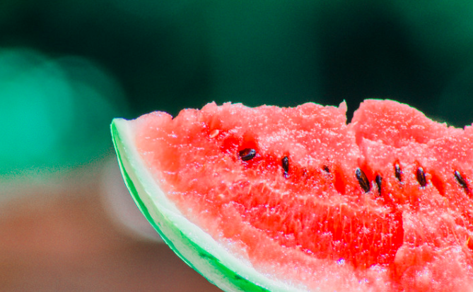 夏季吃瓜需谨慎，一不小心容易肚痛腹泻，家里要常备和胃整肠丸