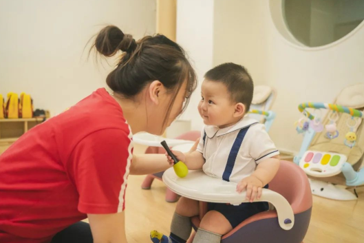 家庭看护VS托育照护，广州全优加早教托育中心告诉你两者大有不同