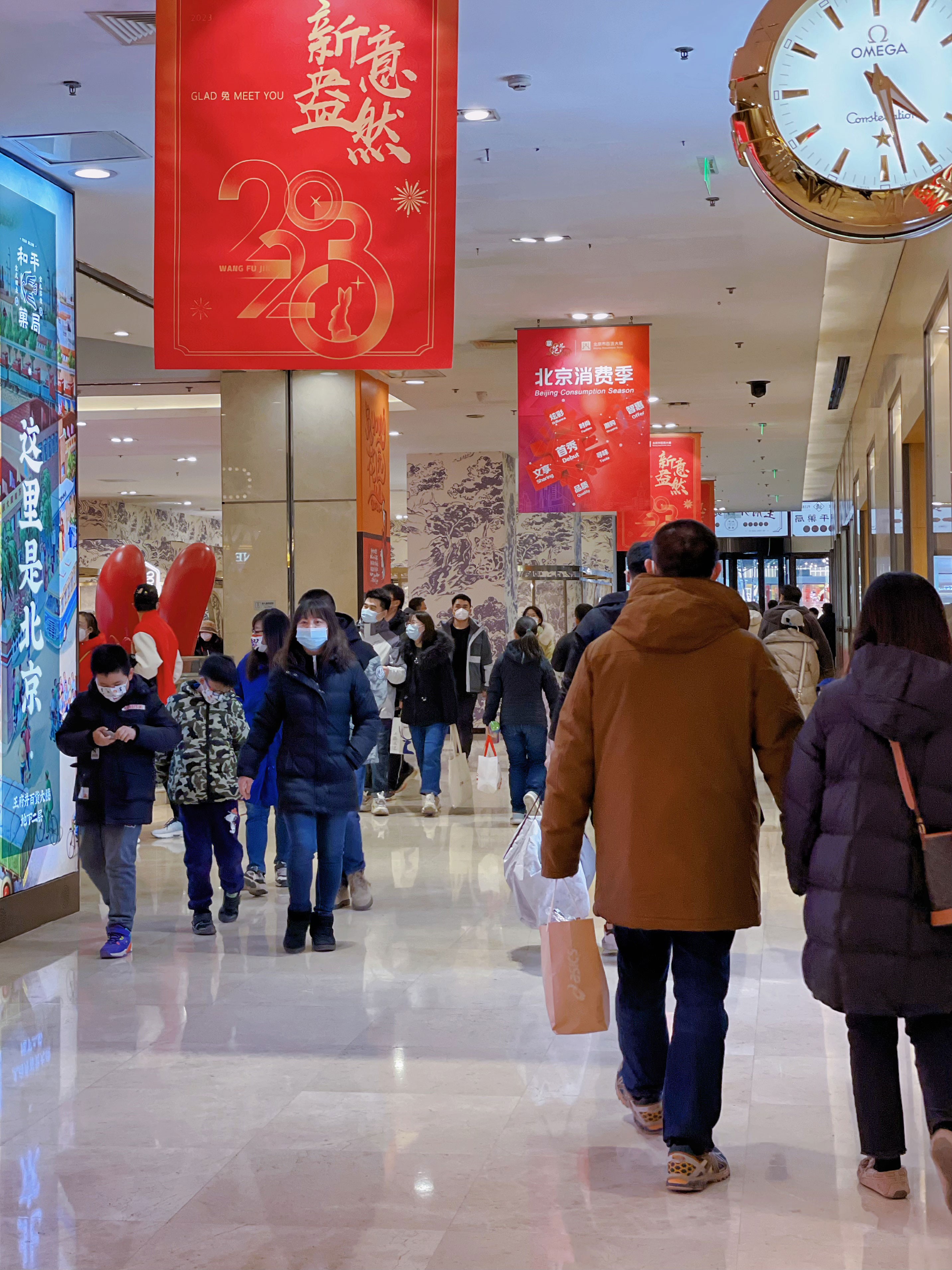 百货大楼开启新春促销 超大只网红兔吸引众多顾客打卡
